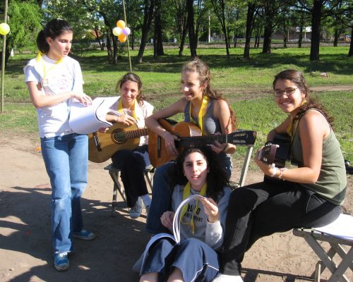 07-10-06 20 muchachas cantan en ruta